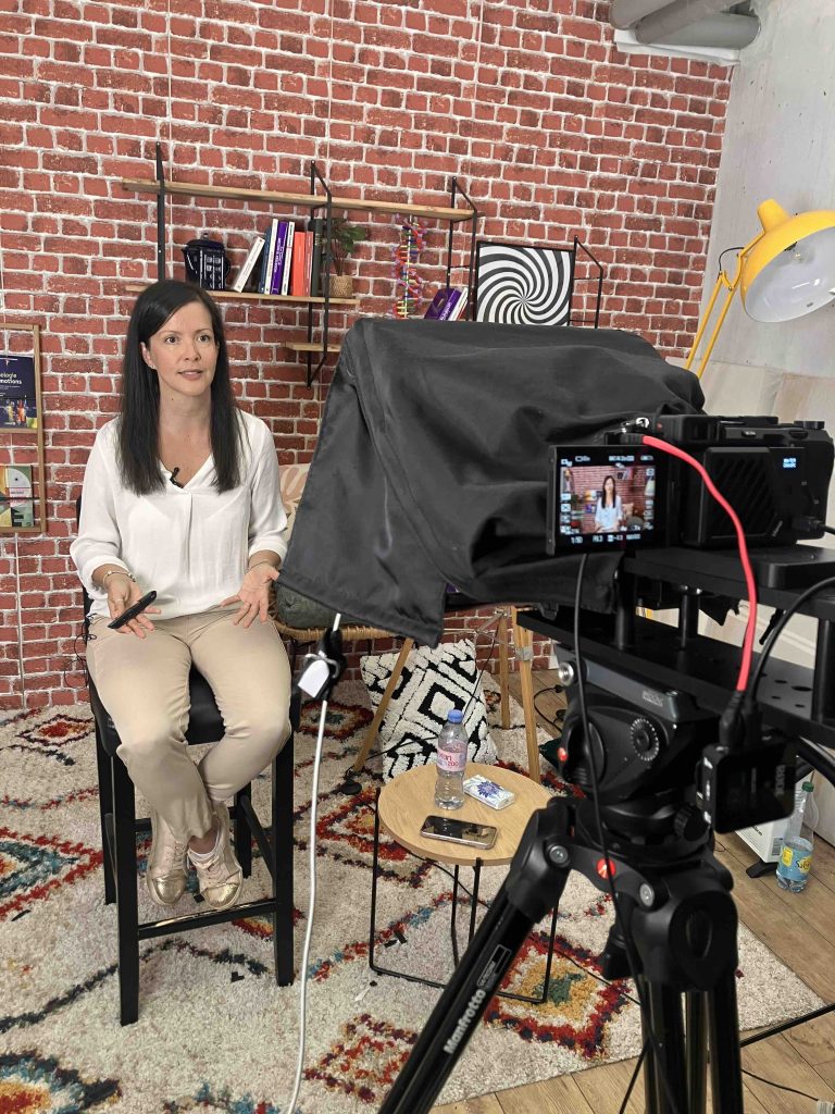 Elodie Tonnaire en tournage de vidéos pour les formations destinées aux praticiens en hypnose